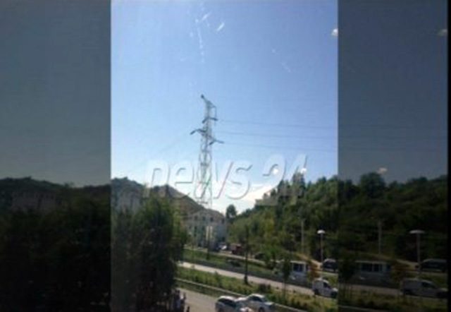 tenton-te-hidhet-nga-skela-1-400x276