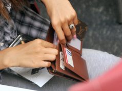 Adoleshenti italian gjen portofolin e shqiptares, çfarë bën ai me të