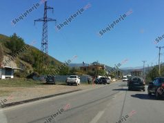 FOTO/ Elbasan, makina del nga rruga dhe përplaset me shtyllën elektrike