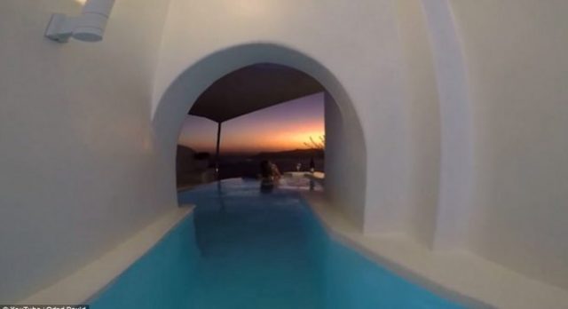 4564957D00000578-0-image-a-69_1508163384148-655x356