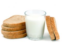 ÇMIMET E SHPORTËS/ Shqiptarë blejnë bukën dhe qumështin më të shtrenjtë në rajon