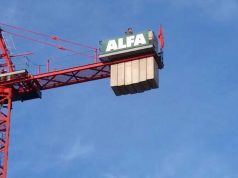 FOTO GALERI/ Tiranë, burrë e grua dy orë mbi vinç, ja me kë politikanë e kanë