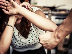 Pas 17 vitesh dhunë, dënohet burri i pamëshirshëm ndaj gruas dhe vajzës së mitur