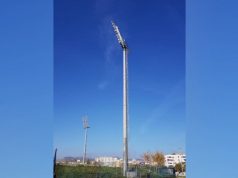 EMRI & FOTO/ Durrës, hipën në shtyllën e ndriçimit të stadiumit dhe kërcënon të vetëflijohet