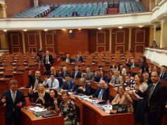 FOTO LAJM/ Berisha “ngujohet” me grupin e PD në sallën e Kuvendit. Ja qëllimet e mia…!