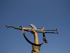 SKANDAL/ Vlorë, vëllai i Fatmir Xhafajt ruante me kallashnikov të plagosurin në spital, Policia ruante “ushtarët” e tij të armatosur