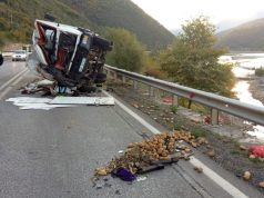 FOTO LAJM/ Përmbyset kamioni, patatet “marrin xhadenë”