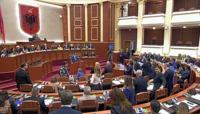 Kuvend, deputetet e PD proteste