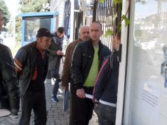 FOTO/ Goranët dhe gollobordasit, dyndje në ambasadë për pasaportën bullgare