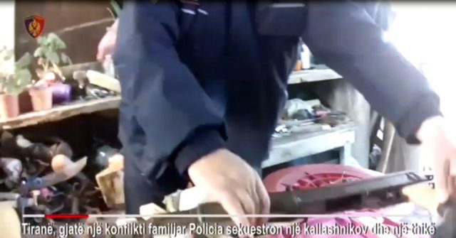 Polic me arme ne dore