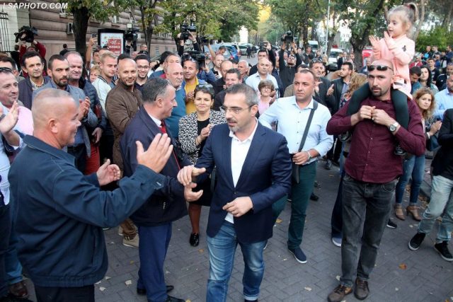 Saimir Tahiri dhe mbeshtetesit te Kryesia e Kuvendit