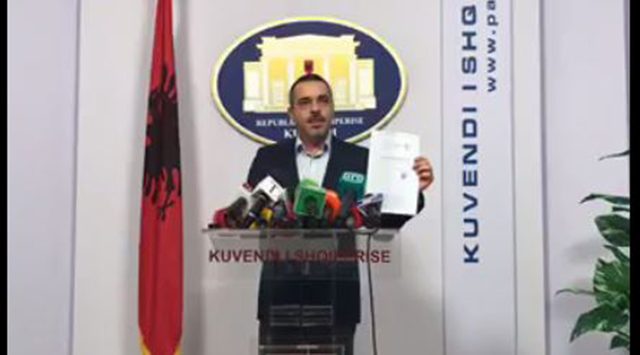 Saimir Tahiri me dokument ne dore