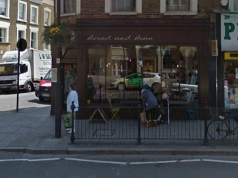 VIDEO/ Hajduti futet ne lokalin e shqiptares, shikoni çfarë merr