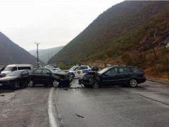 VIDEO/ Fier, përplasen tre automjete, shoferi ngec brenda makinës