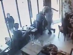 VIDEO/ Angli, grabitësi hyn në lokalin e shqiptares për të vjedhur laptopin