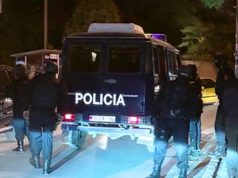 Shoferët nxjerrin armët dhe zihen në mes të Tiranës