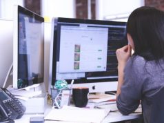 Qëndrimi ulur në zyrë, më i rrezikshëm se duhanpirja