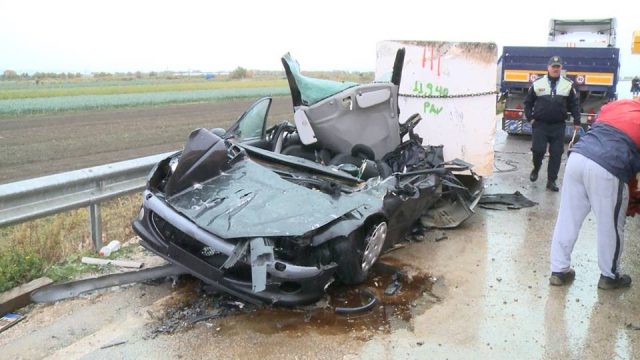 Lushnje aksident, pllaka mermer mbi makine