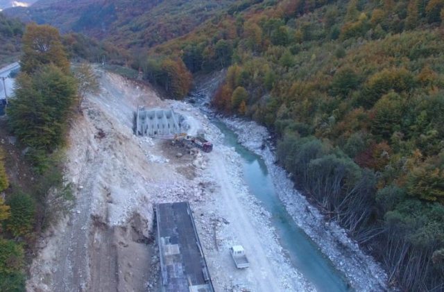 VIDEO/ HEC-et në Valbonë, banorët përplasen në prezencë të ...