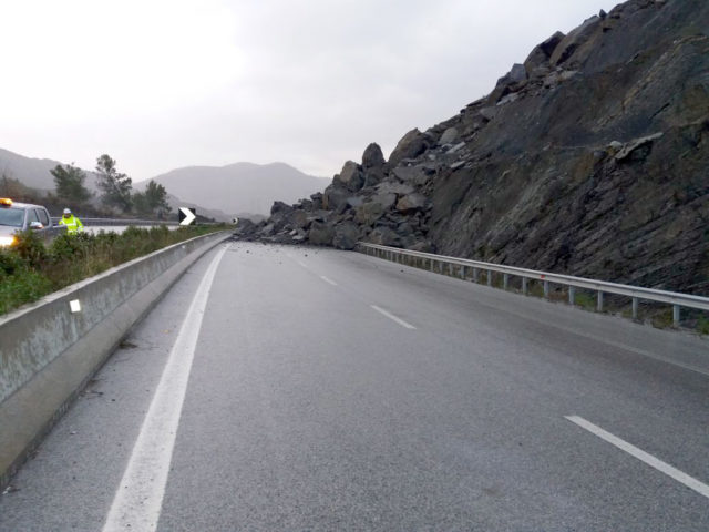 Bllokimi rruges, shembja shkemb1