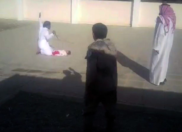 Burri kercenon femijen me thike