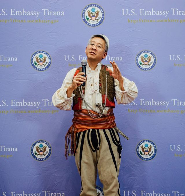 Donald Lu me kostum popullor shqiptar3