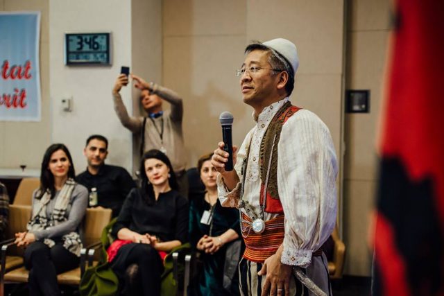 Donald Lu me kostum popullor shqiptar4