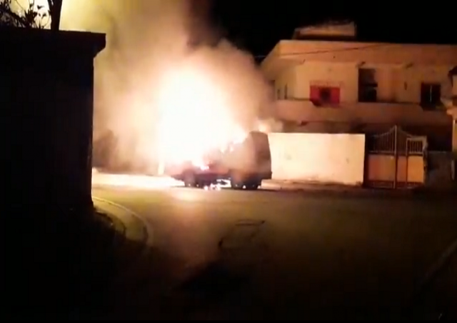 Furgoni digjet, zjarr e flake