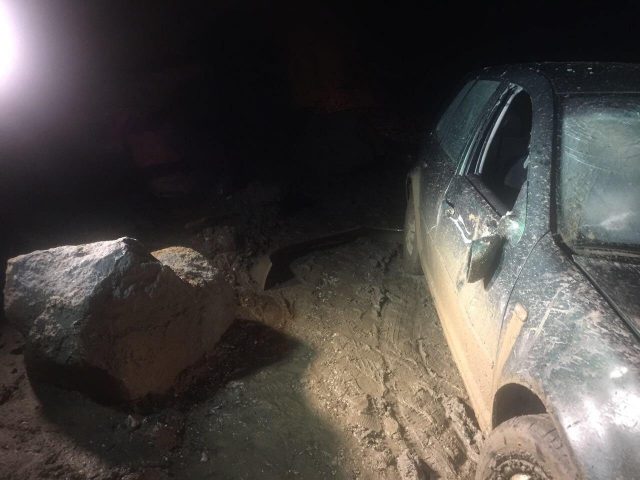 Makina e goditur nga shkembi