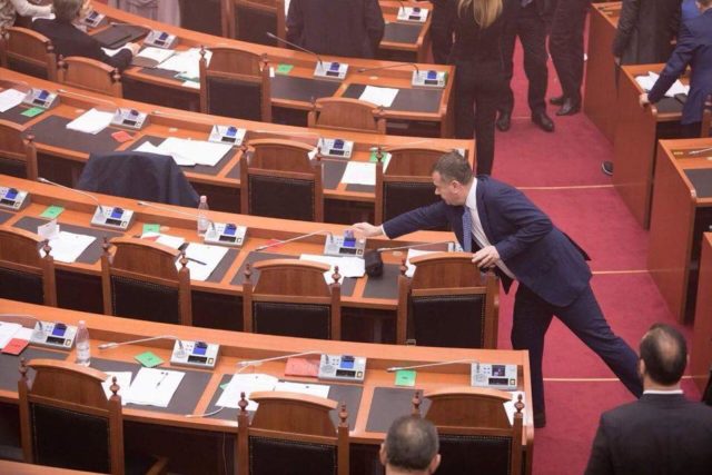 Taulant Balla, vjedh karten e votimit ne Kuvend