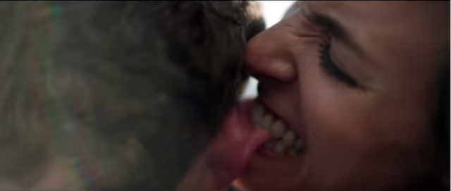 gruaja kafshon burirn me dhembe