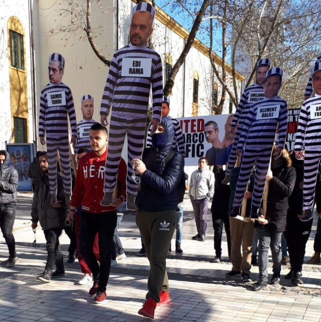 Kurora e trafikut me rroba burgu