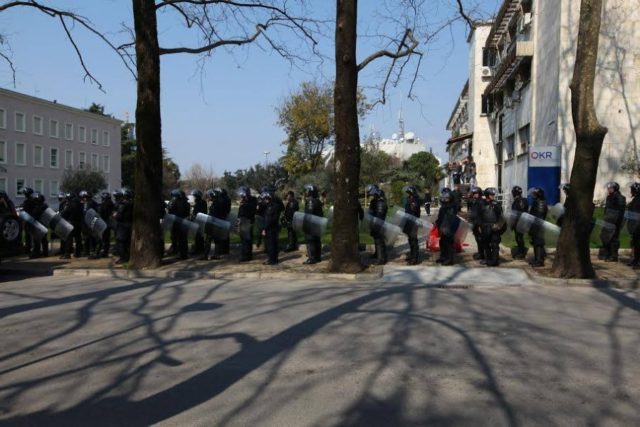 Police, protesta opozite