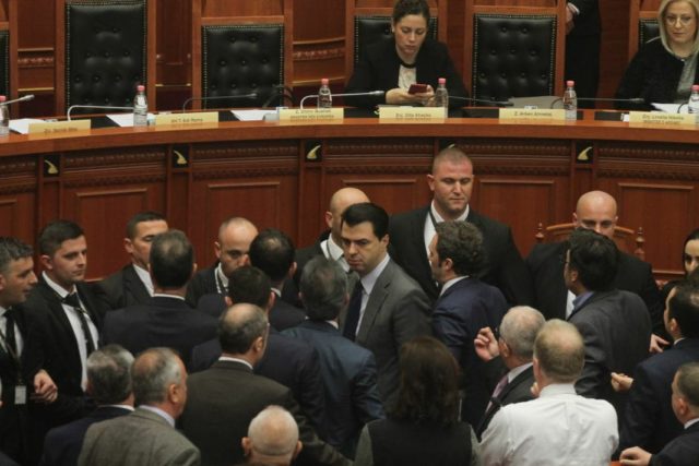 Kuvend, deputetet opozite proteste