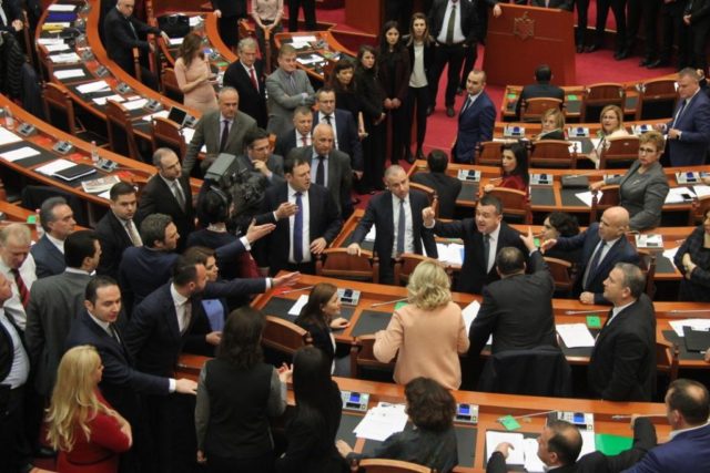 Kuvend, deputetet opozite proteste10