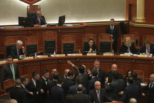 Kuvend, deputetet opozite proteste3