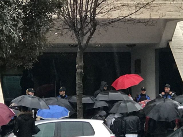 FOTO LAJM/ Studentët e Juridikut protestojnë para Ministrisë së Drejtësisë, protestë kundër ekstradimit të Nezar Seitajt