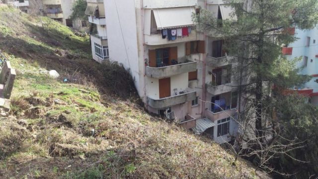 gjirokaster pallati dheu mbulon