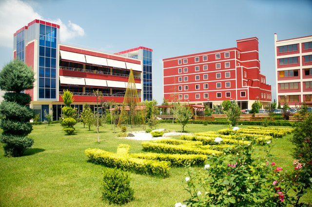 Universiteti Kristal1