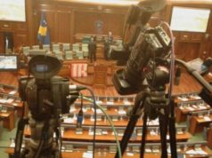 Tirana politike në festë për votën në Kuvendin e Kosovës