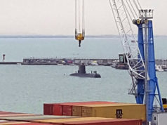 FOTO LAJM/ Një nëndetëse turke “pushton” Portin e Durrësit