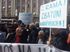 VIDEO/ Minatorët tentojnë të hyjnë me forcë në Kryeministri, përplasen me policinë