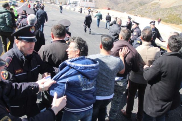 protesta rruga kombit