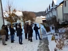 FOTO/ Austri, mbyllet lokali i basteve, shqiptarët dalin në protestë