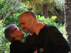 Dhëmballistët i bëjnë qokën kryeministrit, dekoratë mami Anetës si “Nderi i Stomatologjisë Shqiptare”