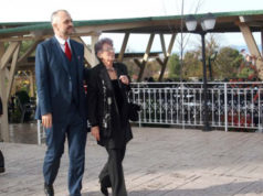 Deputeti i PD-së ironizon dekorimin e nënës së kryeministrit