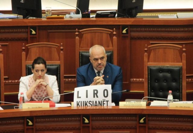 Deputete PD, proetste Kuvend3