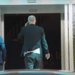 Edi Rama me shpine, flet celular