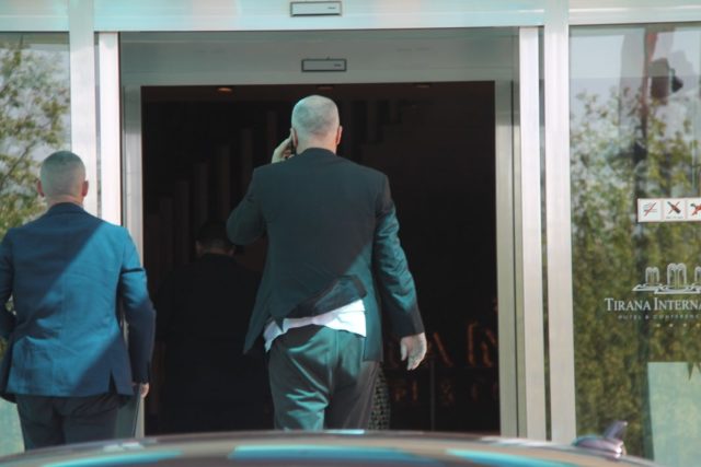 Edi Rama me shpine, flet celular