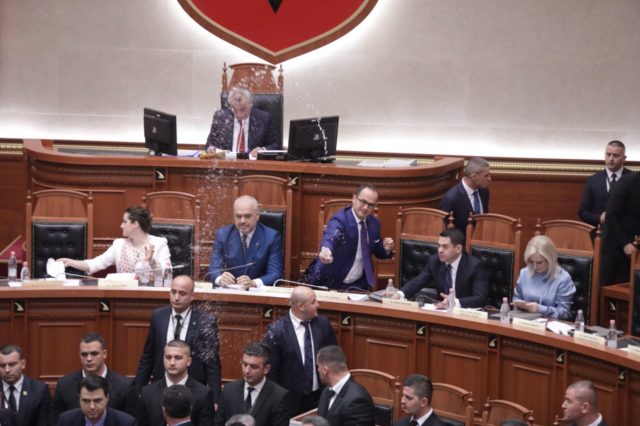 ditmir bushati hedh uje ne kuvend